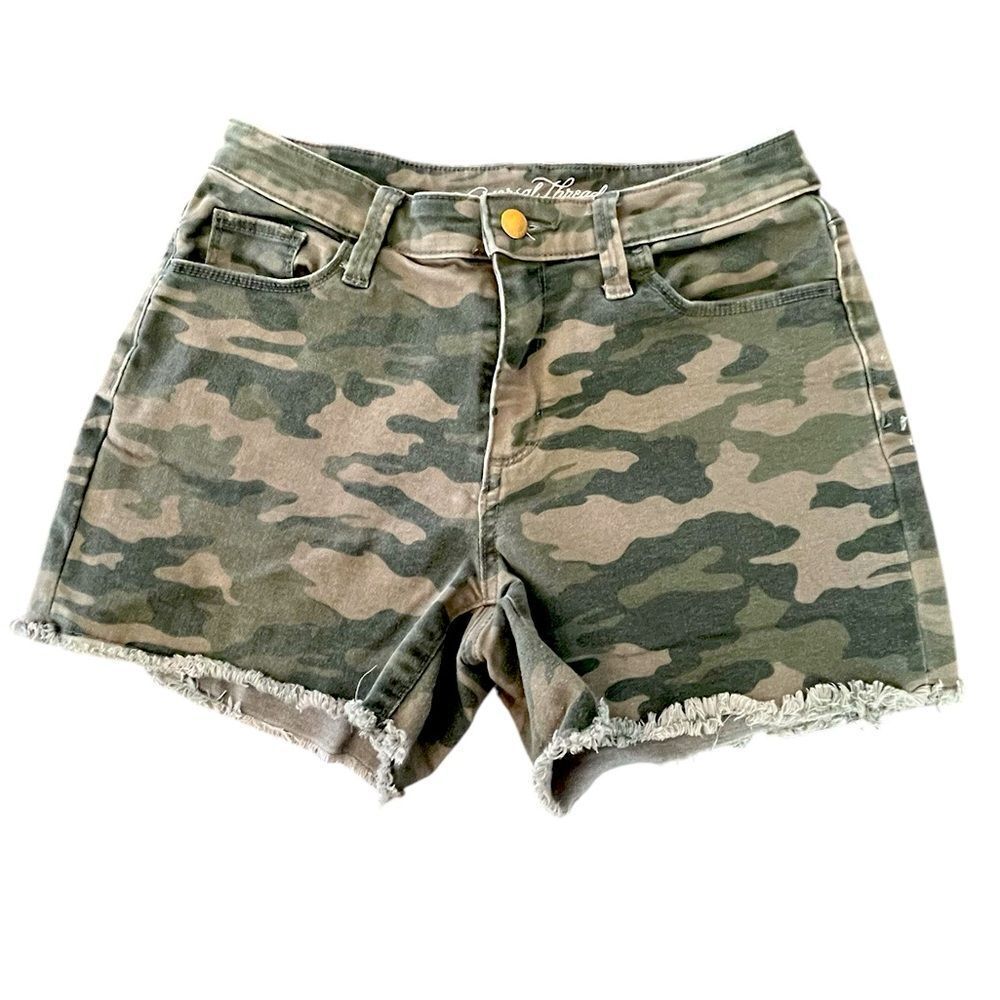 Womens’ Universal Thread Frayed Camo Shorts Size 2